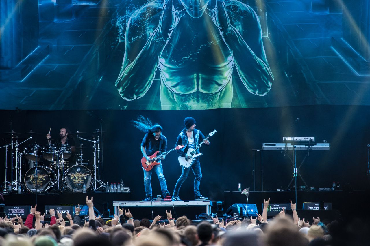 DragonForce auf der Wacken-Hauptbühne unter einer riesigen Leinwand, davor ein Meer aus Pommesgabeln