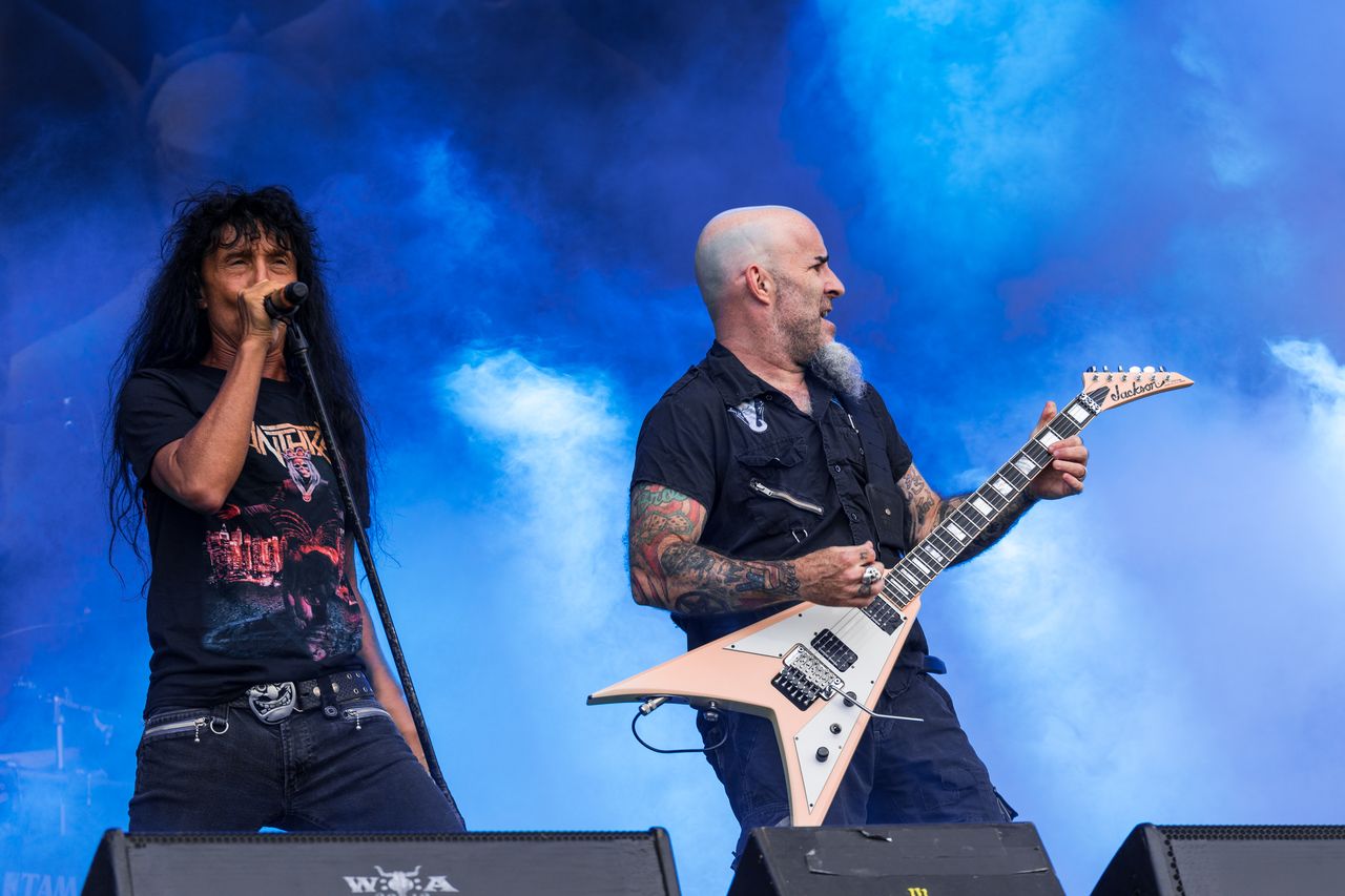 Anthrax-Sänger und Gitarrist mit V-Gitarre in blauen Rauchwolken auf der Wacken-Bühne